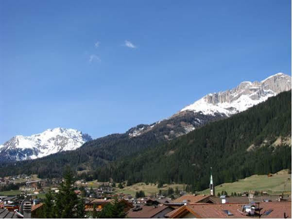 Hotel Nes Crepes Pozza di Fassa Eksteriør bilde